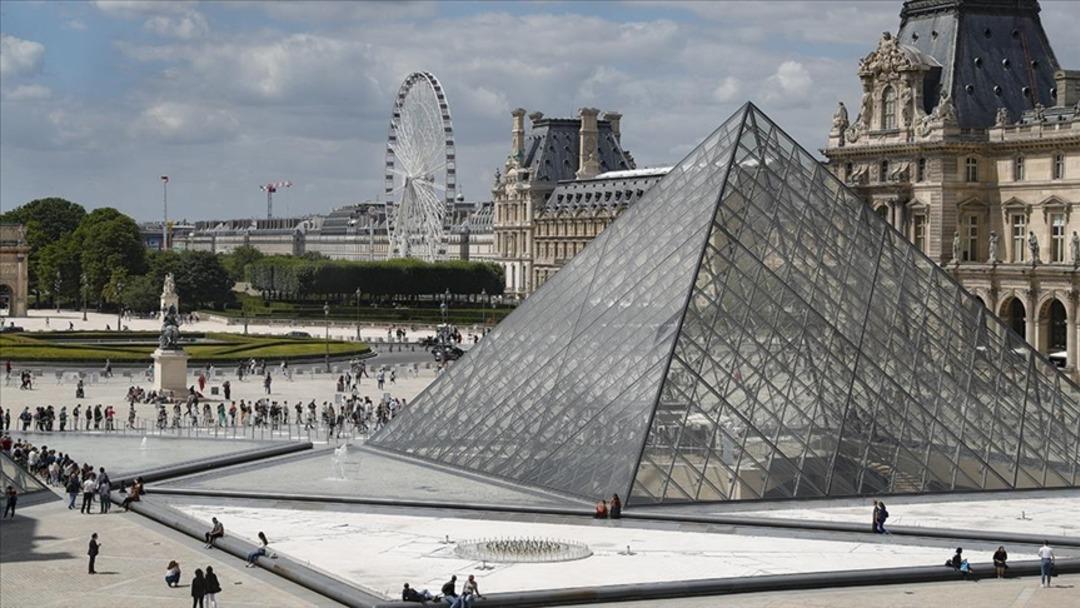 Louvre Müzesi’nde su sızıntısı: Yaklaşık 400 nadir kitap hasar gördü 2
