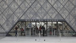 D&uuml;nyanın konuştuğu Louvre soygununun yeni g&ouml;r&uuml;nt&uuml;leri ortaya &ccedil;ıktı! 'İnşaat iş&ccedil;isi' detayı