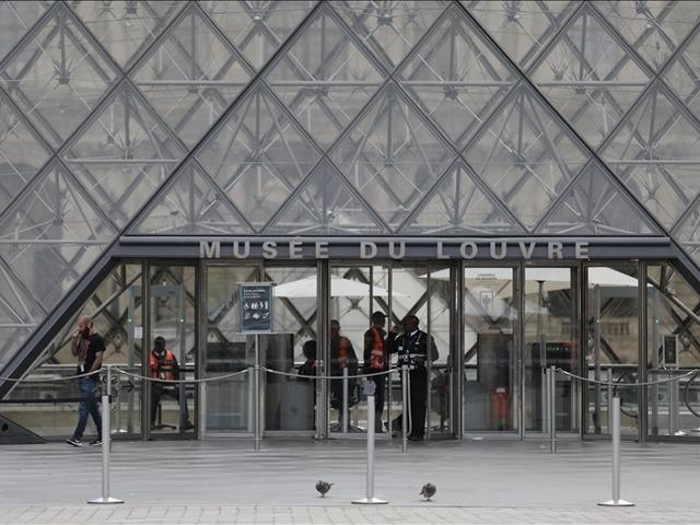 D&uuml;nyanın konuştuğu Louvre soygununun yeni g&ouml;r&uuml;nt&uuml;leri ortaya &ccedil;ıktı! 'İnşaat iş&ccedil;isi' detayı