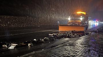 Hakkari'de yola düşen kaya parçaları ekiplerce temizlendi
