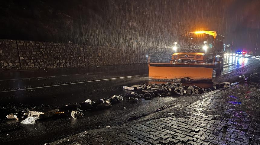 Hakkari'de yola düşen kaya parçaları ekiplerce temizlendi