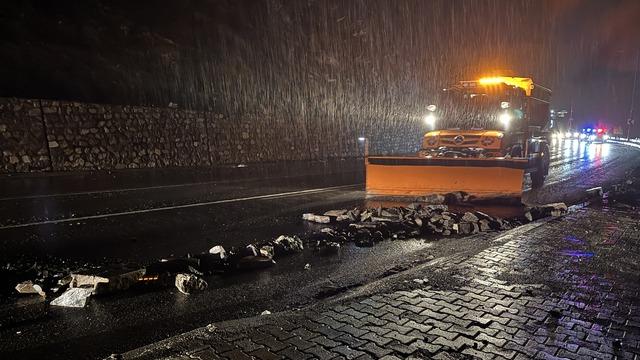 Hakkari'de yola düşen kaya parçaları ekiplerce temizlendi