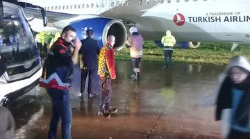 İstanbul'da yolcu uçağı pistten çıktı! İniş sırasında korku dolu anlar... Toprağa saplandı
