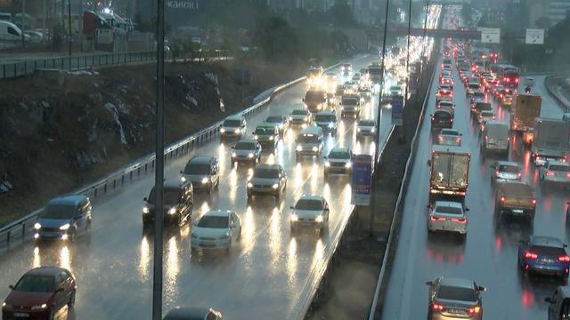 Haftanın ilk iş gününde trafik kilit! İstanbullular dikkat!