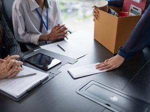 Bankacılık devinde kemer sıkma s&uuml;r&uuml;yor: 10 bin kişi daha işten &ccedil;ıkarılıyor