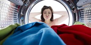 Çamaşır makinesi sıkma sırasında çok fazla ses çıkarıyor, ne yapmalıyım? Nasıl düzeltilir?