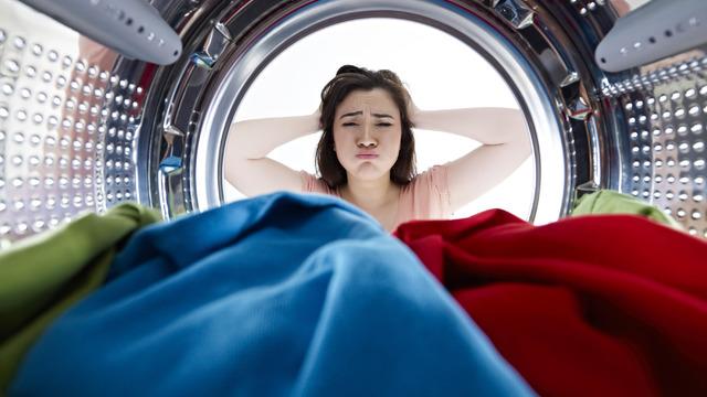 Çamaşır makinesi sıkma sırasında çok fazla ses çıkarıyor, ne yapmalıyım? Nasıl düzeltilir?