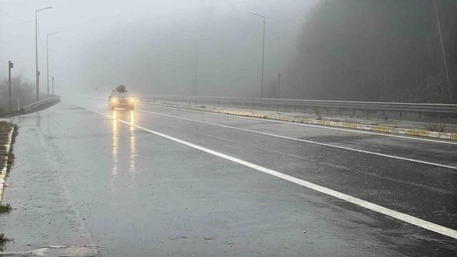 Bolu Dağı’nda sis ve sağanak sebebiyle görüş mesafesi 30 metreye düştü 5