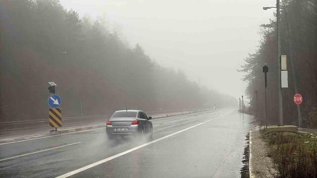 Bolu Dağı’nda sis ve sağanak sebebiyle görüş mesafesi 30 metreye düştü