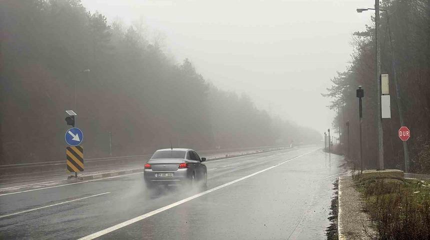 Bolu Dağı’nda sis ve sağanak sebebiyle görüş mesafesi 30 metreye düştü