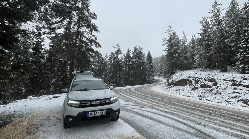 Bolu'nun y&uuml;ksek kesimlerinde kar yağışı etkili oldu