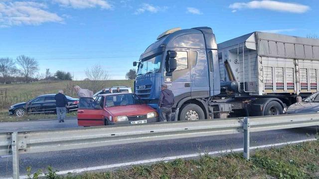 Tır, çarptığı otomobili 20 metre sürükledi 2