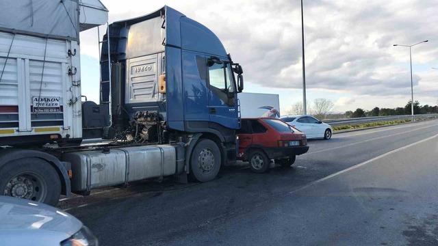 Tır, çarptığı otomobili 20 metre sürükledi 1