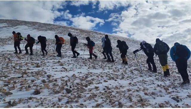 Doğaseverler 3 bin 395 rakımlı Vivara Dağı’nda zirve yaptı 9