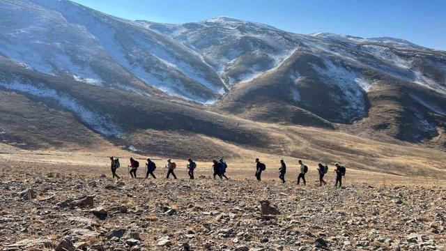 Doğaseverler 3 bin 395 rakımlı Vivara Dağı’nda zirve yaptı 4