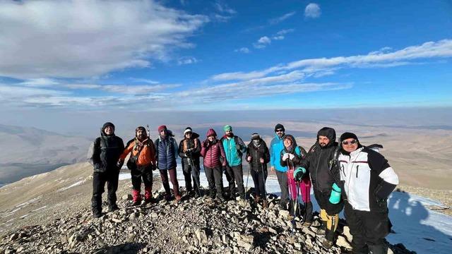 Doğaseverler 3 bin 395 rakımlı Vivara Dağı’nda zirve yaptı 3