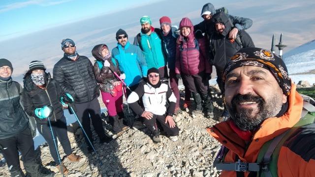 Doğaseverler 3 bin 395 rakımlı Vivara Dağı’nda zirve yaptı 1