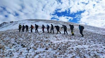 Doğaseverler 3 bin 395 rakımlı Vivara Dağı’nda zirve yaptı