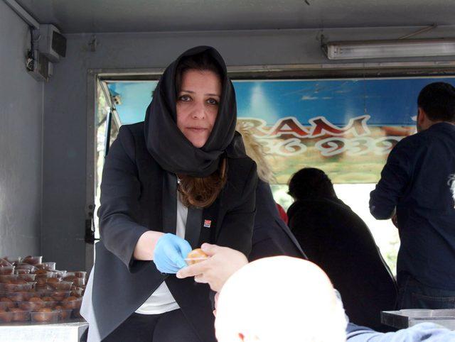 CHP’liler Camii çıkışında vatandaşlara hoşaf ve lokma dağıttı