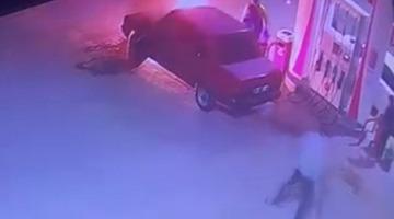 Akaryakıt istasyonunda araç yangını korkuttu
