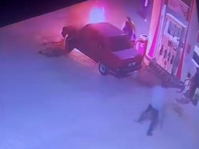 Akaryakıt istasyonunda ara&ccedil; yangını korkuttu