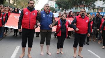 İzmir'de sokağa çıkan herkes çıplak ayaklı eylemci gördü!