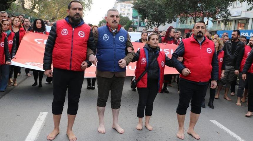 İzmir'de sokağa &ccedil;ıkan herkes &ccedil;ıplak ayaklı eylemci g&ouml;rd&uuml;!
