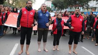 İzmir'de sokağa çıkan herkes çıplak ayaklı eylemci gördü!