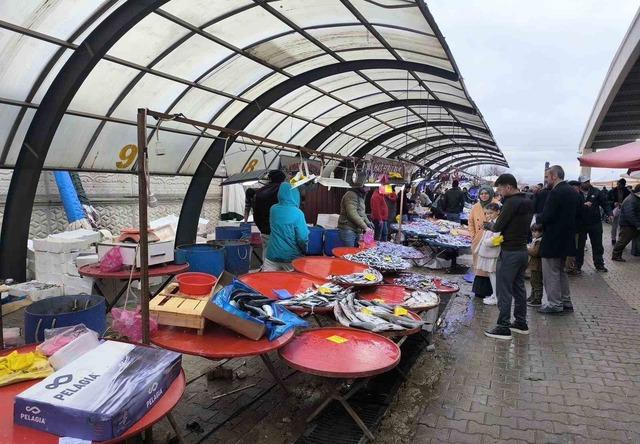 Havaların soğumasıyla balık tezgahlarında alışverişler hızlandı 2