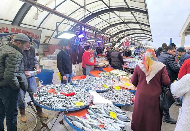 Havaların soğumasıyla balık tezgahlarında alışverişler hızlandı 1