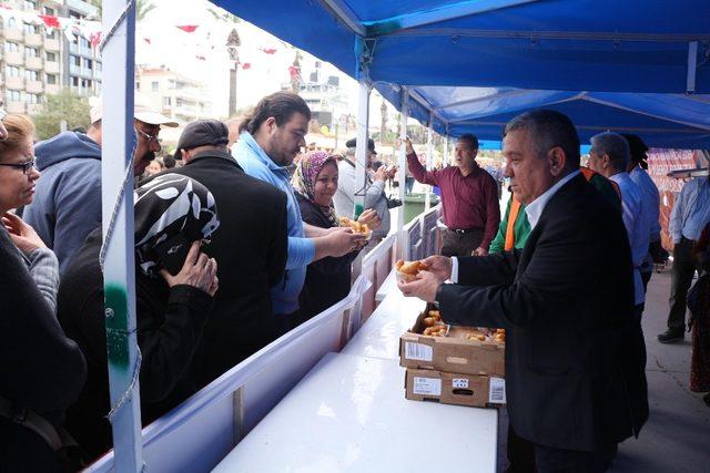 Kuşadası’nda şehitler için lokma ve pilav hayrı