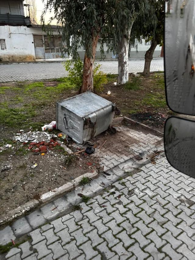 Çöp konteynerleri ilçe kanalına atıldı, belediye hukuki süreç başlatacak 5