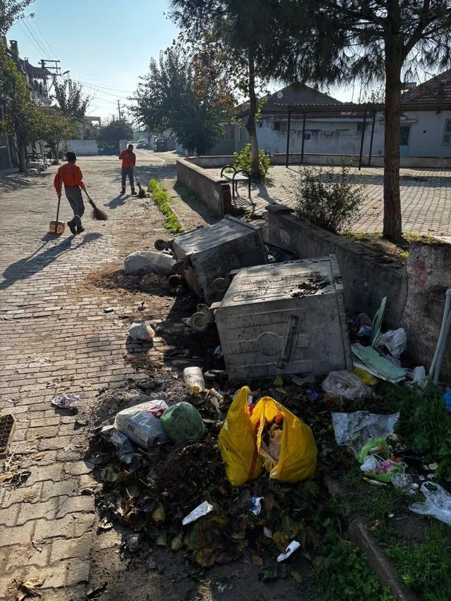 Çöp konteynerleri ilçe kanalına atıldı, belediye hukuki süreç başlatacak 4