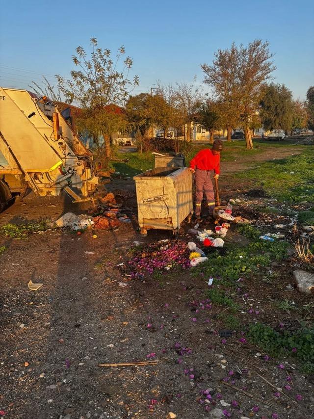 Çöp konteynerleri ilçe kanalına atıldı, belediye hukuki süreç başlatacak 3