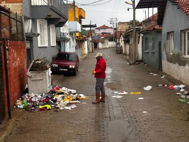 Çöp konteynerleri ilçe kanalına atıldı, belediye hukuki süreç başlatacak 2