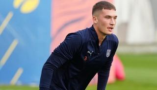 18 yaşına girmesini beklediler! Genç futbolcu ünlü futbolcunun kızıyla evlendi