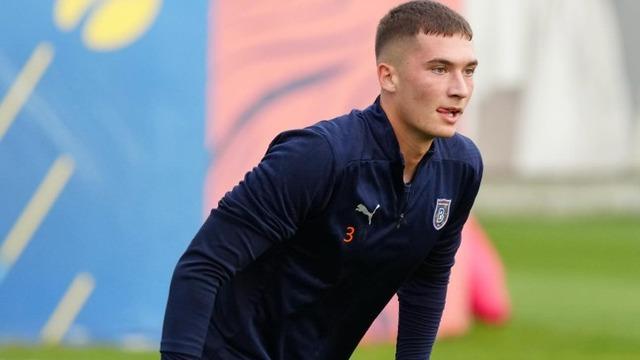 18 yaşına girmesini beklediler! Genç futbolcu ünlü futbolcunun kızıyla evlendi