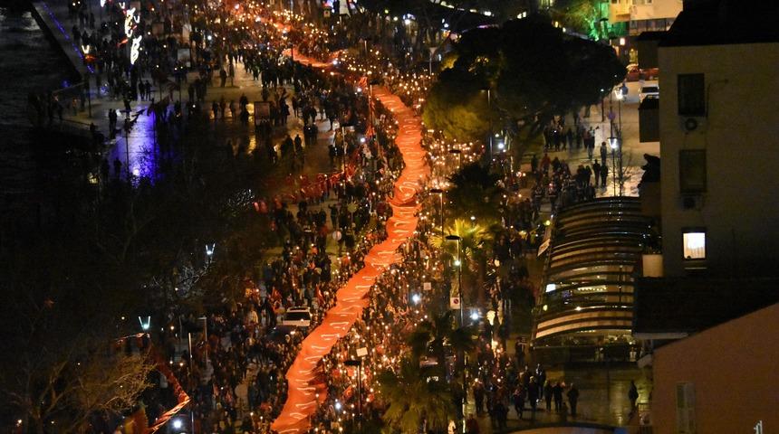 Meşaleler Çanakkale Şehitleri için yandı
