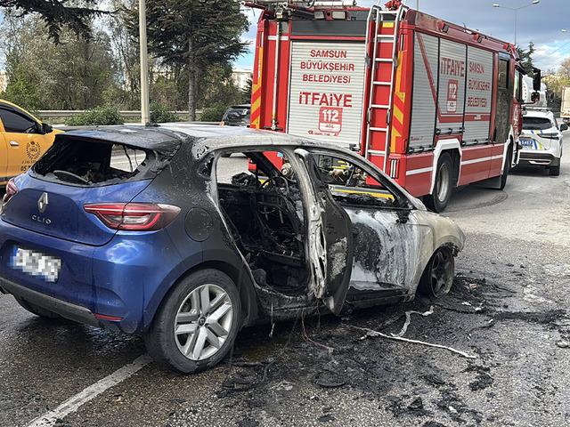 Samsunspor'un yıldızı Musaba'nın kullandığı otomobil seyir halindeyken alev aldı!