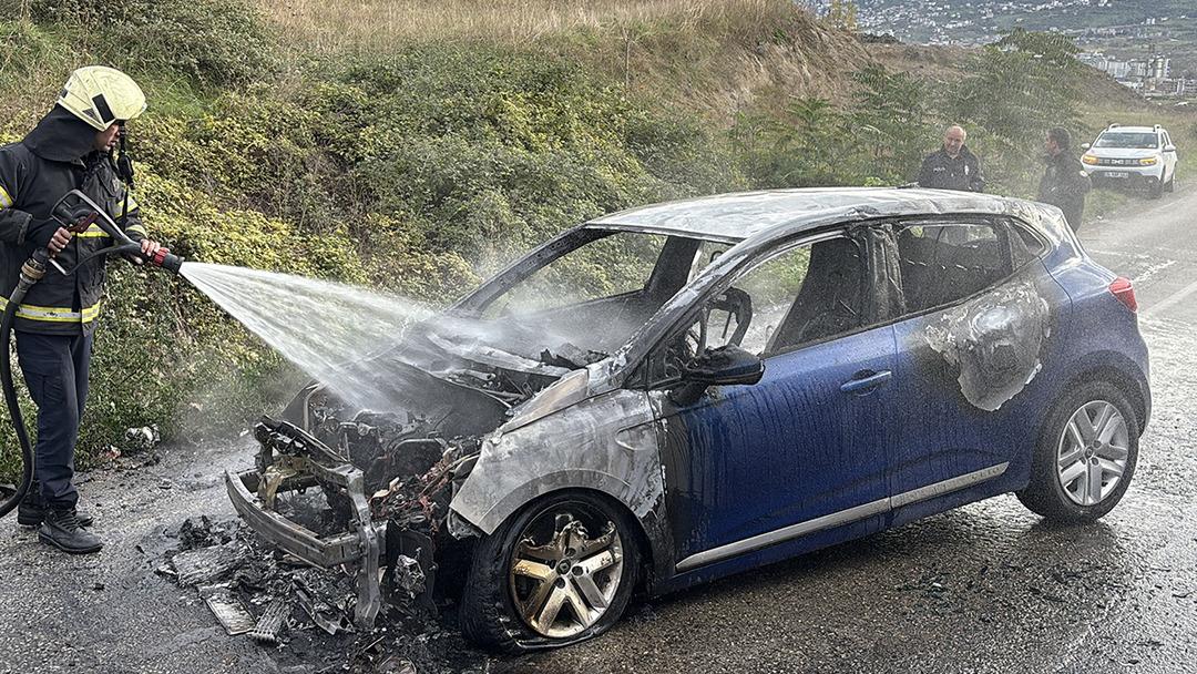 Samsunspor un yıldızı Musaba nın kullandığı otomobil seyir halindeyken alev aldı! 2