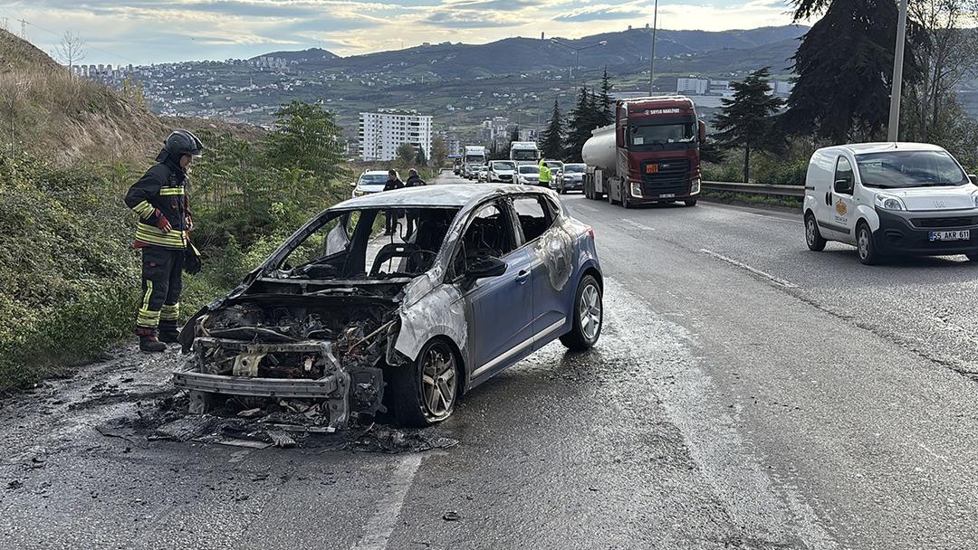 Samsunspor un yıldızı Musaba nın kullandığı otomobil seyir halindeyken alev aldı! 3