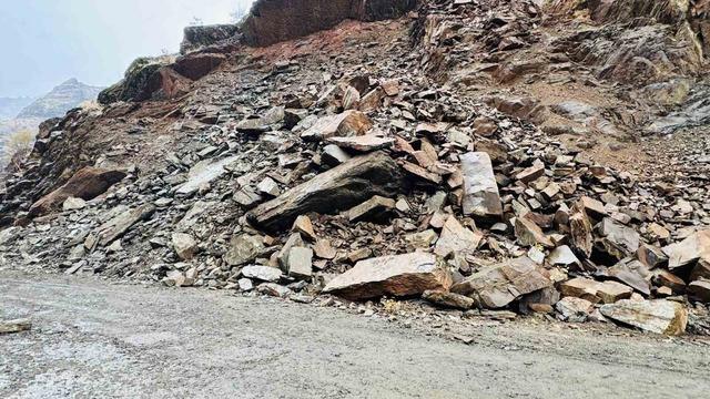 Yağış sonrası kopan kaya parçaları yolu ulaşıma kapattı 3