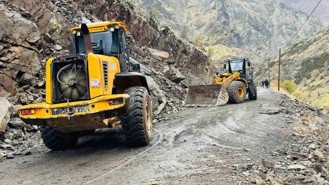 Yağış sonrası kopan kaya parçaları yolu ulaşıma kapattı 2