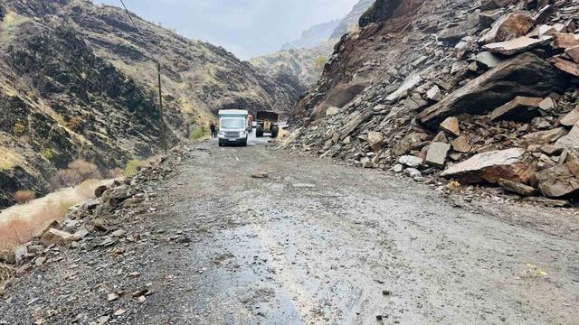 Yağış sonrası kopan kaya parçaları yolu ulaşıma kapattı 1