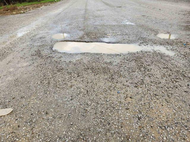 Edremit’te yeni yapılan yolda bir buçuk ayda çukurlar oluştu 2