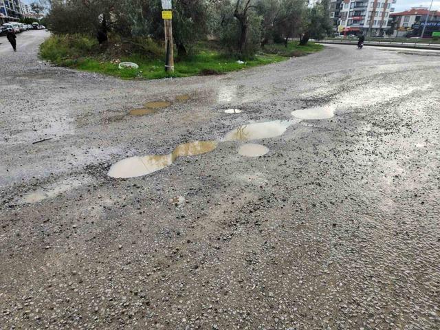 Edremit’te yeni yapılan yolda bir buçuk ayda çukurlar oluştu 1