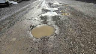 Edremit’te yeni yapılan yolda bir buçuk ayda çukurlar oluştu