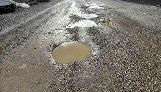 Edremit’te yeni yapılan yolda bir buçuk ayda çukurlar oluştu