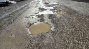 Edremit’te yeni yapılan yolda bir buçuk ayda çukurlar oluştu