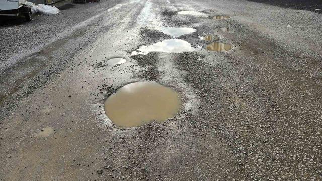 Edremit’te yeni yapılan yolda bir buçuk ayda çukurlar oluştu